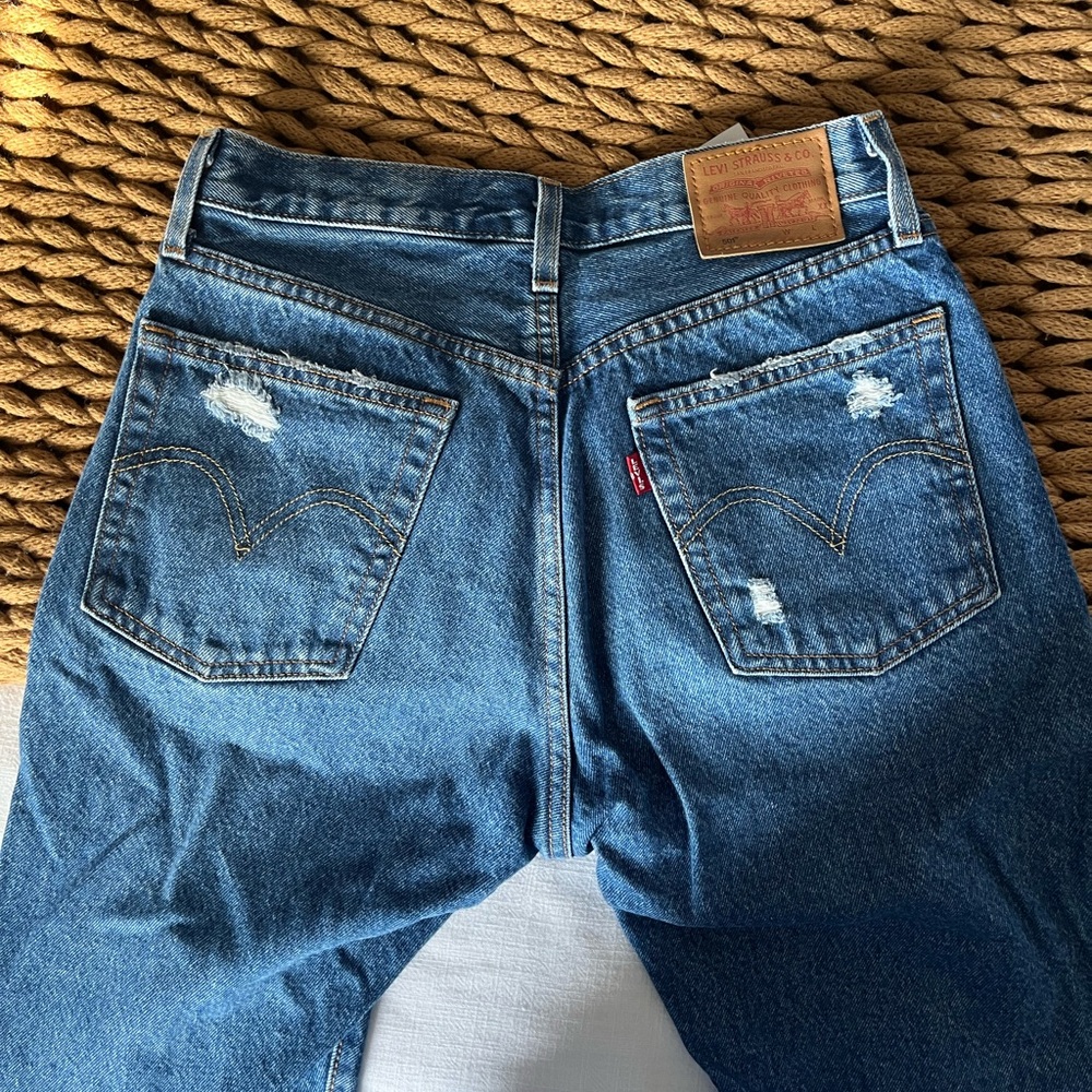 Levi’s 501 distressed crop